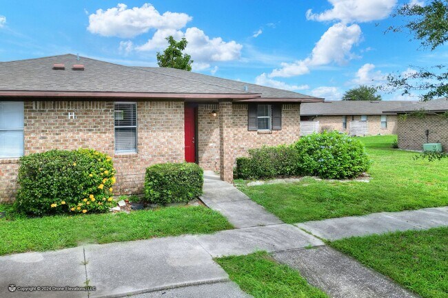 Building Photo - ***Cozy 1 Bedroom Apartment in Eagle Lake Unit 2230
