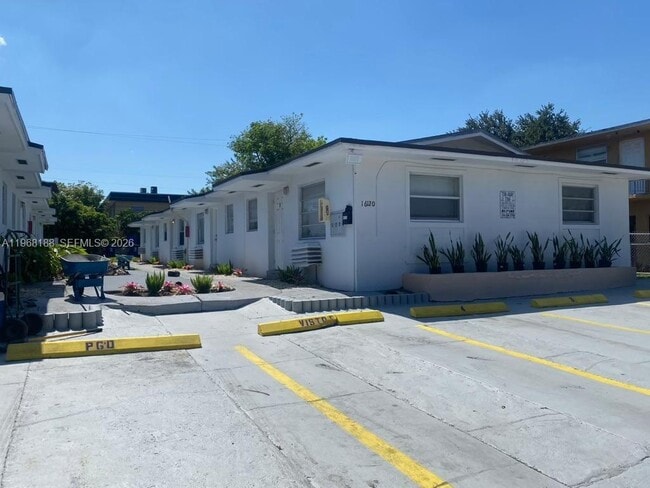 Building Photo - 16120 NE 19th Pl Unit 3