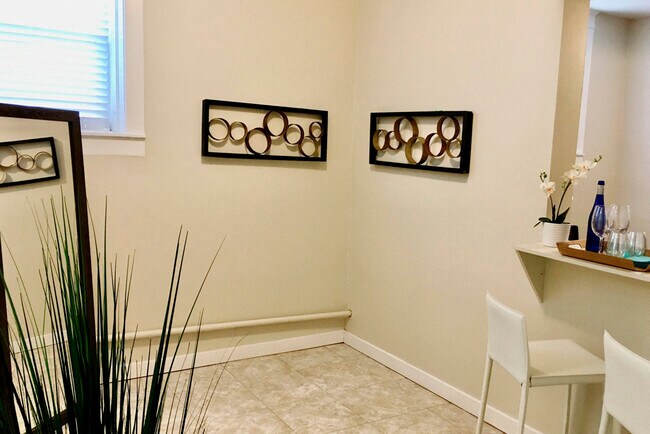 2BDR - Dining Area - 641 Westminster Apartment