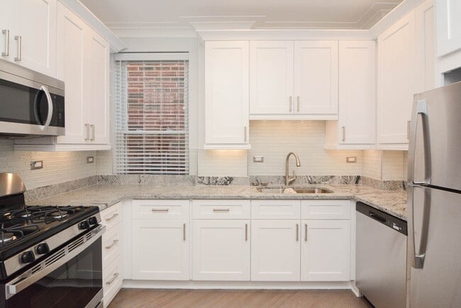 Building Photo - 3144 N Oakley Ave Unit 2CH