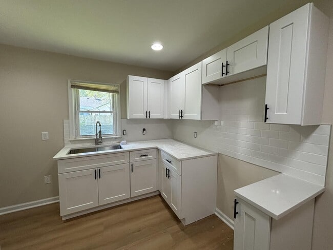 Building Photo - Charming Pet-Friendly Haven with Central AC & Spacious Living in Burton, MI
