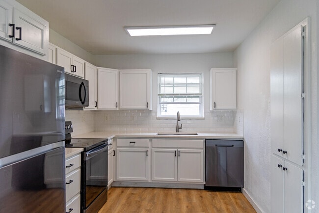 2BR, 2BT - 867SF - Kitchen - Cameron Villas