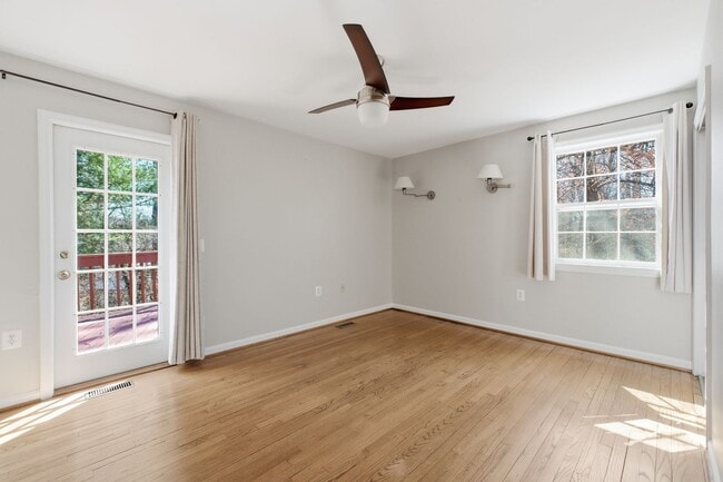 Building Photo - 5BR / 3BA Home with Flexible Living Space & Tree-Lined Views