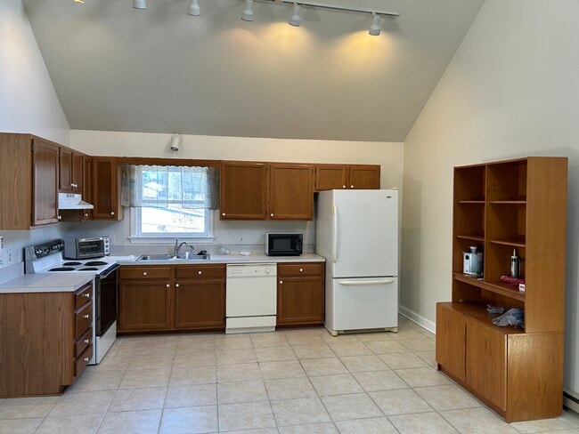Photo - 515 W Burke St Unidad 2nd story loft apartment