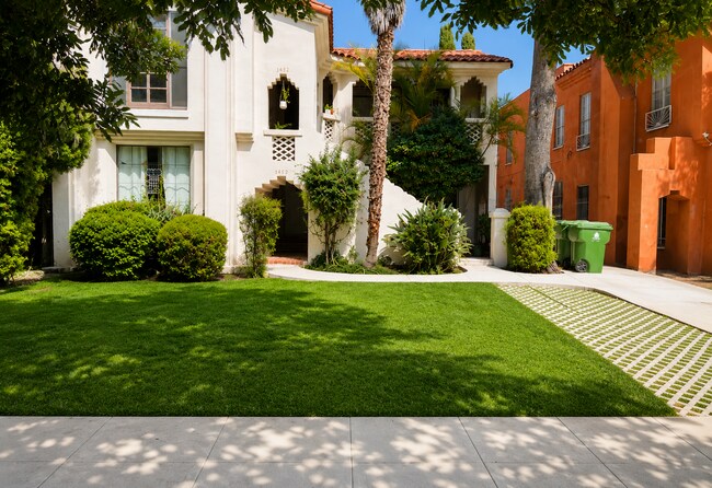 1452 S Sherbourne Dr Unidad Lower Duplex
