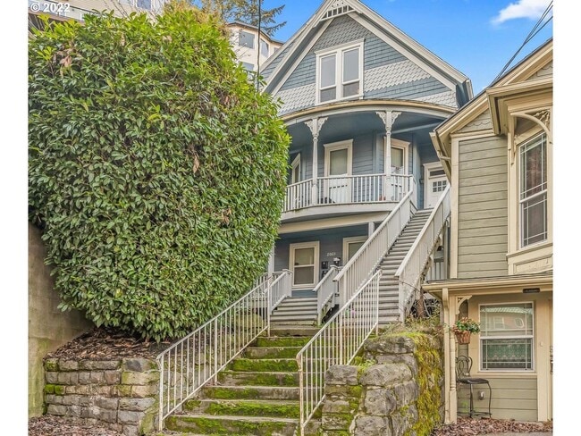 Building Photo - Victorian-style apartment available in the serene SW Hills Unit D