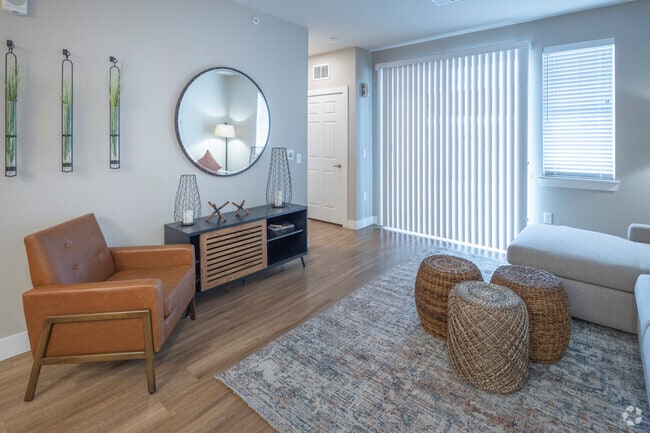 2BR, 2BA - 959SF - Living Room - Range at Reunion