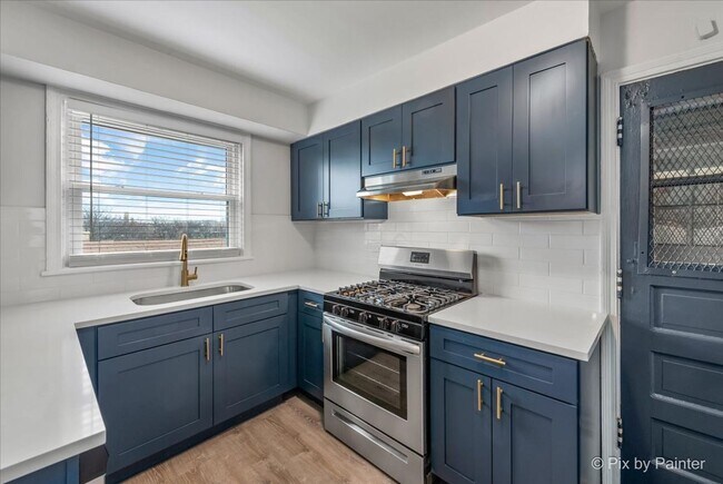 Building Photo - 2727 W Berwyn Ave Unit G Rental