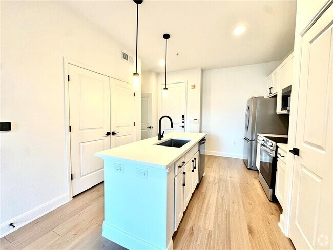 Building Photo - 2300 Richmond Ave. Unit 320 Rental