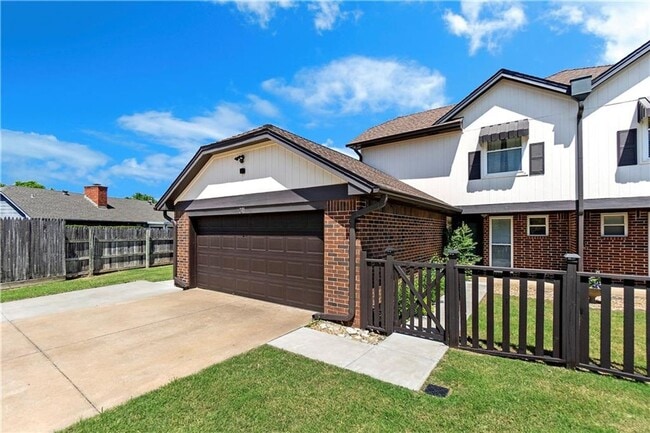 Building Photo - Charming 3-Bedroom Duplex in West Norman