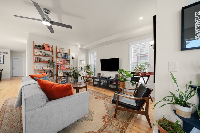 Photo - 2081 Vermont St