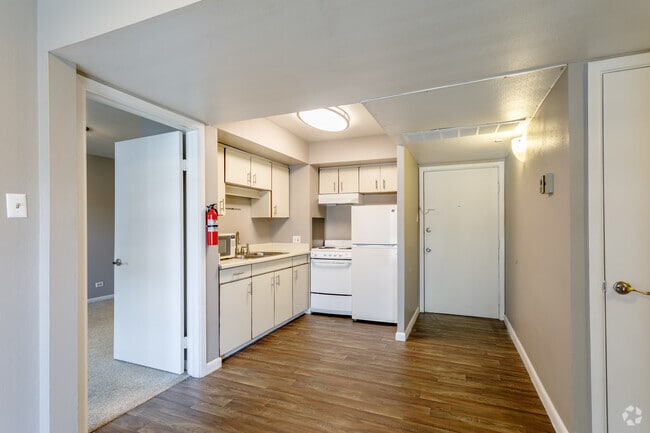 2BR, 1BA - 750 SF - Eleven13