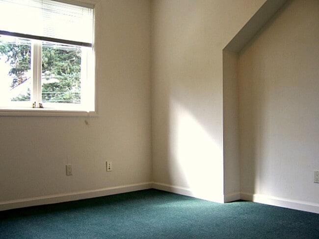 Photo - COMING SOON Spacious 5bdr/2bath units available for a lease ending May 30. Building is located at... Unidad B