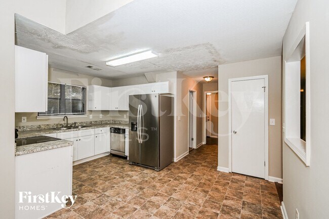 Photo - 6668 Windwood Cir