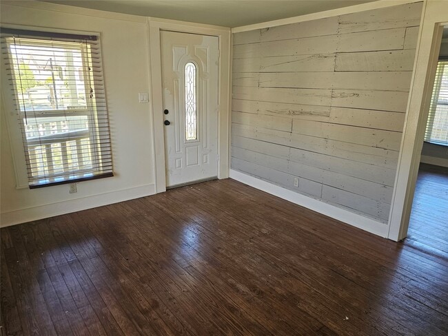 Photo - 5118 Pine Ave