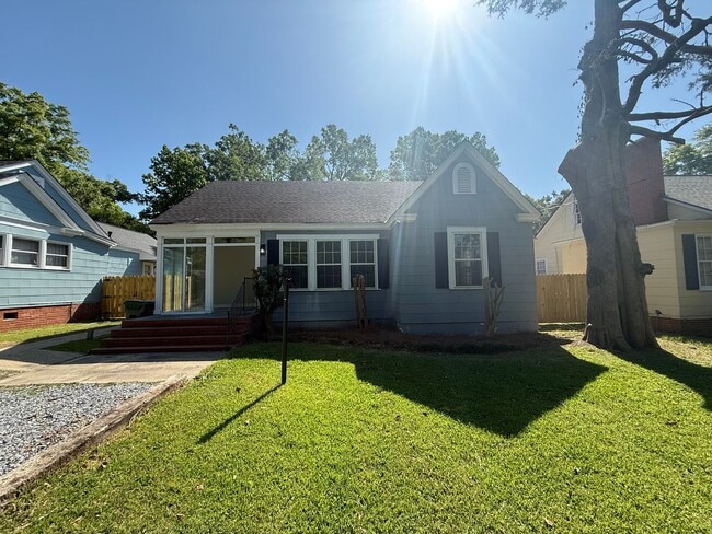 Building Photo - ** 4 Bed 3 Bath located in Old Cloverdale ** Call 334-366-9198 to schedule a self-tour