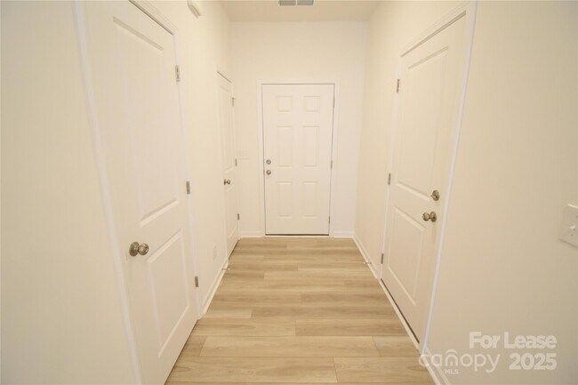 Photo - 752 Kitfox Dr NW