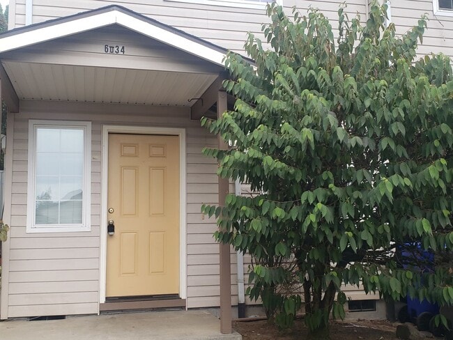 Building Photo - Wonderful townhouse in East Portland! rent...