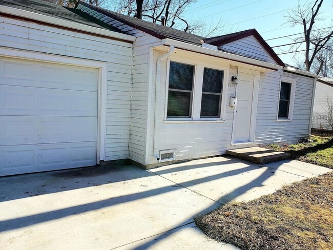 4626 S Laclede St