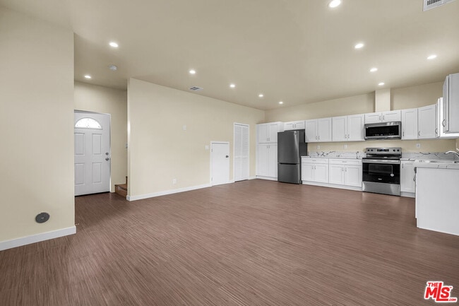 Building Photo - 6625 Duchess Dr Rental
