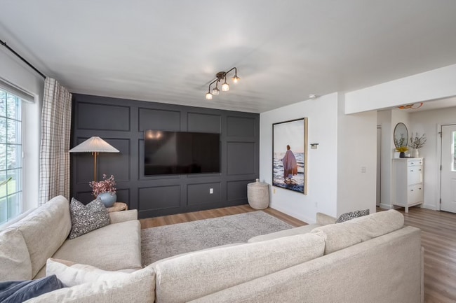 Photo - 305 E Inglewood Dr