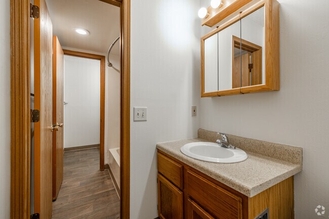 2BR, 1.5BA - 1,022SF - Bathroom