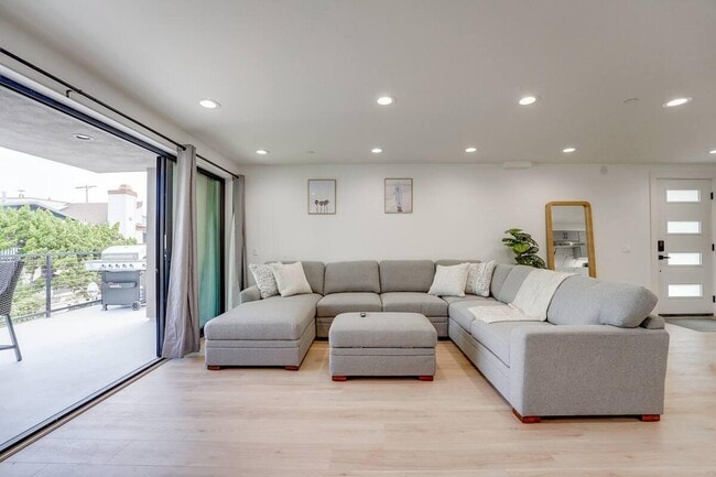 Photo - 827 Island Ct