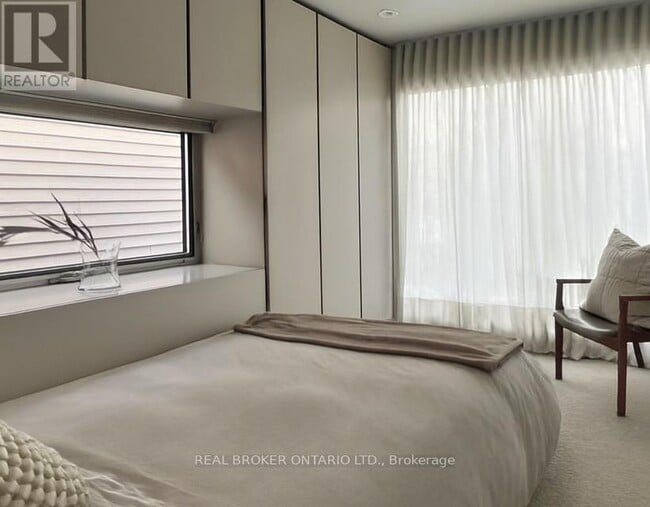 Photo - 329 Manning Ave