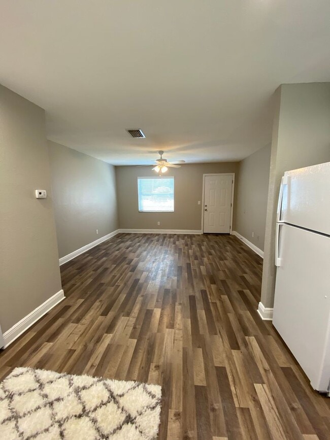 Photo - 107 Karde Ln