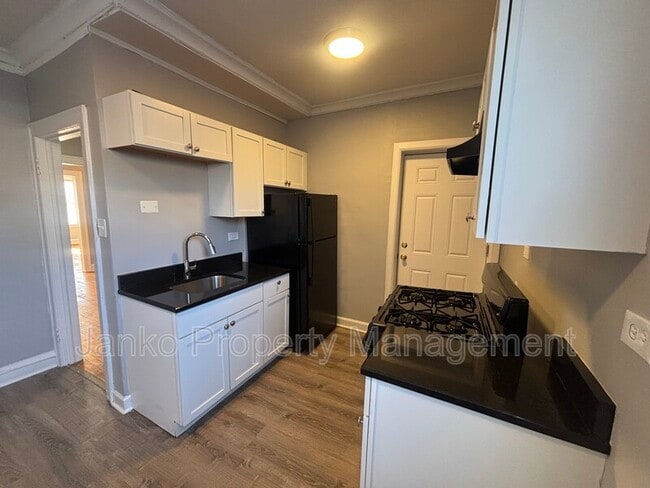 Building Photo - 654 E 81st St Unit 2