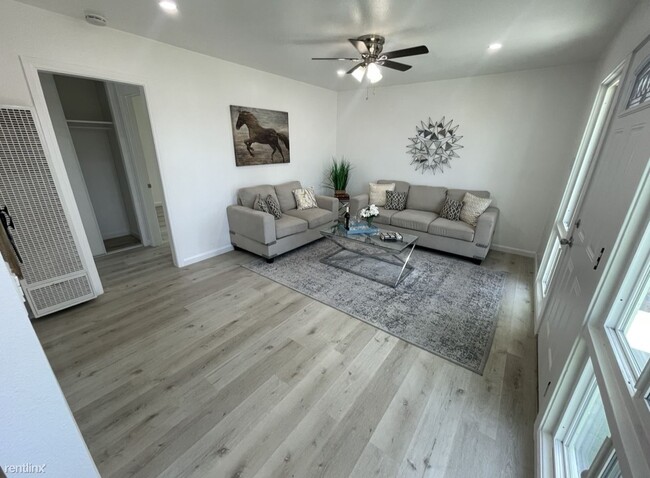 2 br, 1 bath 4plex - 4329 Clairemont Drive... - 2 br, 1 bath 4plex - 4329 Clairemont Drive... Condo