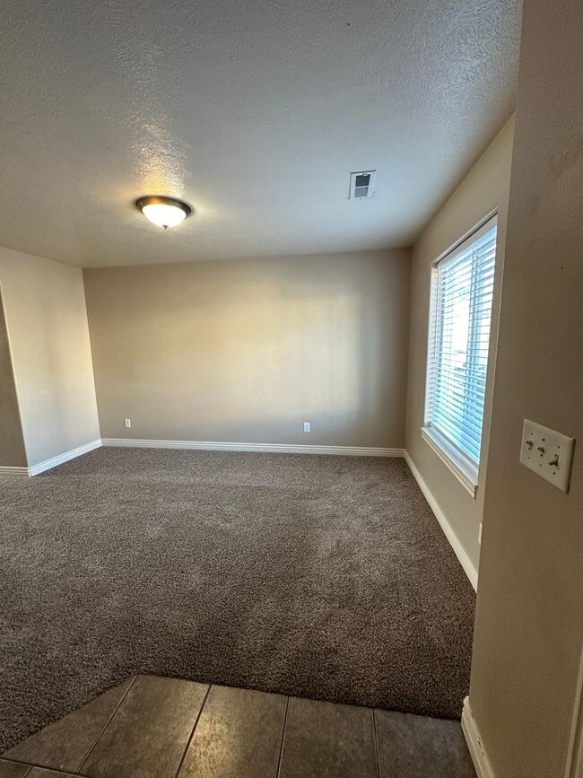 Photo - THIS IS A LEASE TAKEOVER - PLEASE CONTACT THE CURRENT TENANT, DESIREE @ 385-224-4234 - Lincoln Pa...