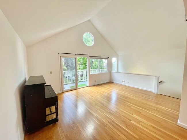 Building Photo - Spacious 3BR/2BA Potrero Hill Townhouse Ho...