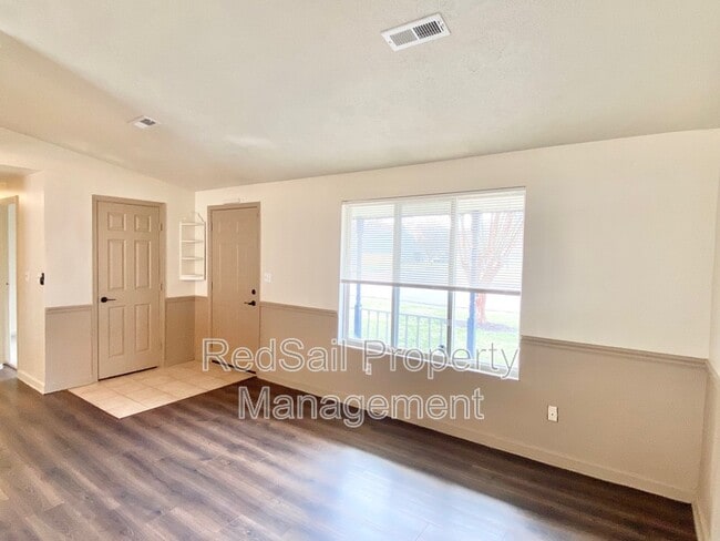 Photo - 725 Chatsworth Dr