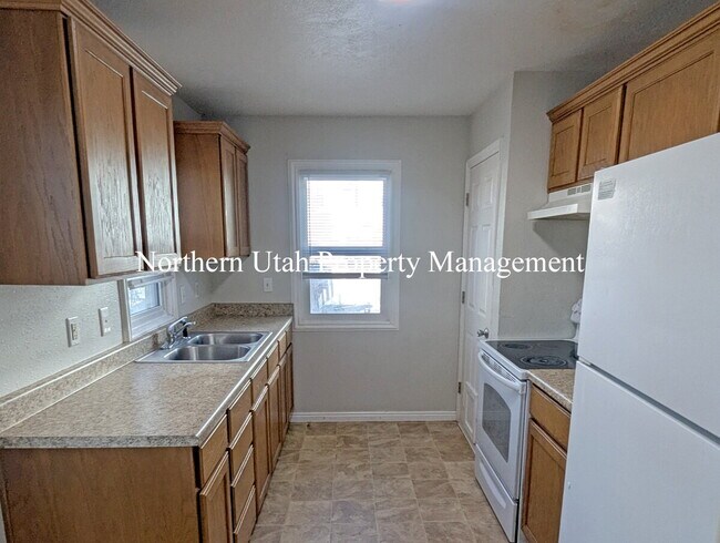 Photo - Upper Unit - 2 Bed 1 Bath Unit Up
