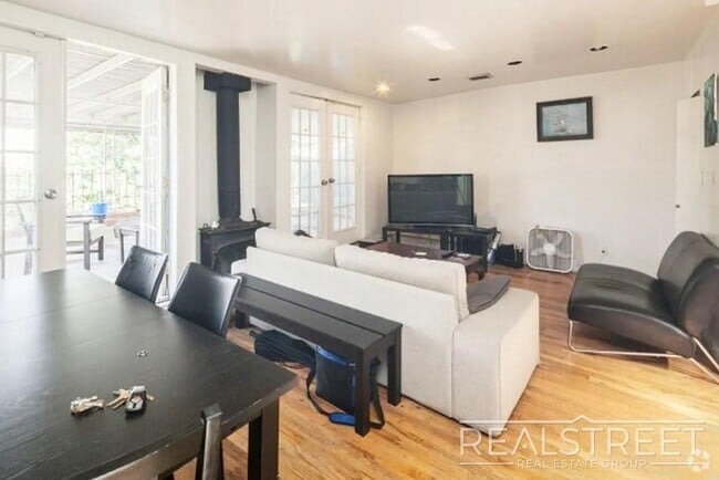 Building Photo - 2 BR 1.5 Bath with Roof Deck in Cobble Hill! Unit 4 Rental