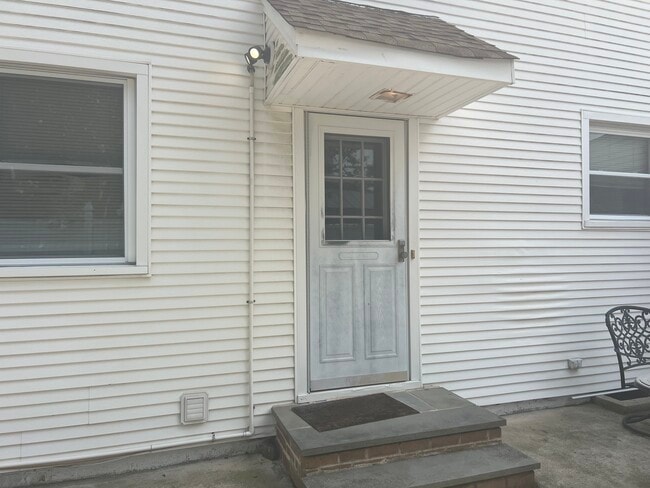 Building Photo - 2880 Lincoln Ave
