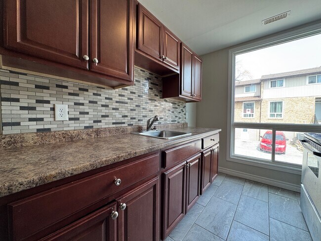 Photo - Updated 3Bed 1.5Bath Townhome in the Stunning Corunna, Ontario! Unité 22