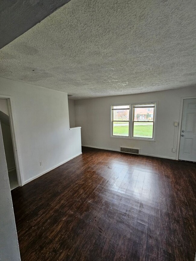 Photo - 3 Bedroom For rent ON S Central Unit 956