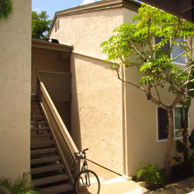 Upstairs 2 bedroom condo with balcony - Upstairs 2 bedroom condo with balcony