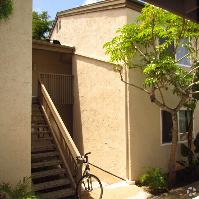 Building Photo - Upstairs 2 bedroom condo with balcony