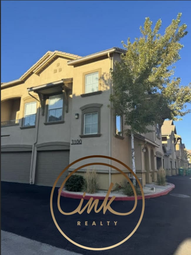 Building Photo - Beautifully remodeled townhouse