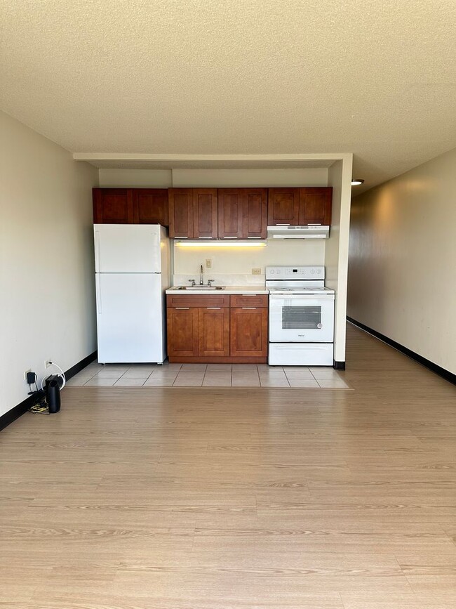 Building Photo - Well-Maintained 1BR/1BA w/1 Parking – Ala Wai Plaza, Near UH & Waikiki Unit 2205