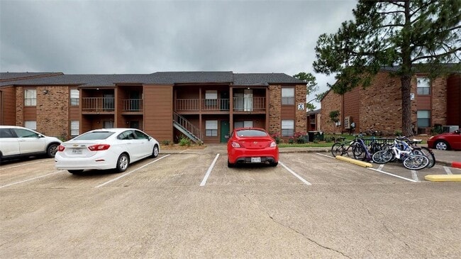Building Photo - 904 University Oaks Blvd Unit 85