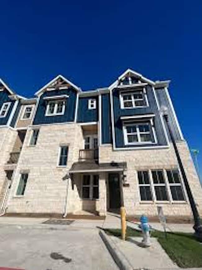 Building Photo - 800 Comal Dr Unit Condo