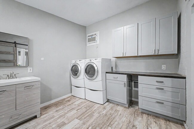 Photo - 2025 E Howe Ave