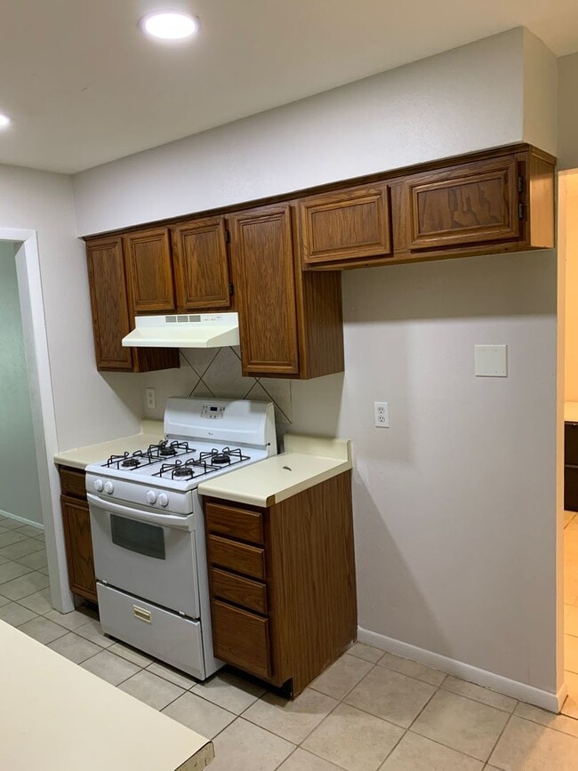 Photo - AVAILABLE NOW!!! Lovely 3 bedroom, 1 bath ...