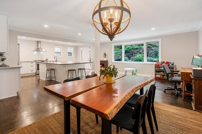 Photo - 486 Lakeshore Dr NE