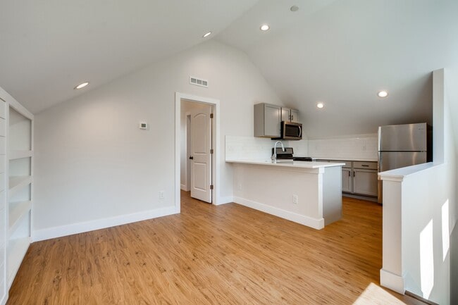 Photo - 2629 1/2 N Vine St