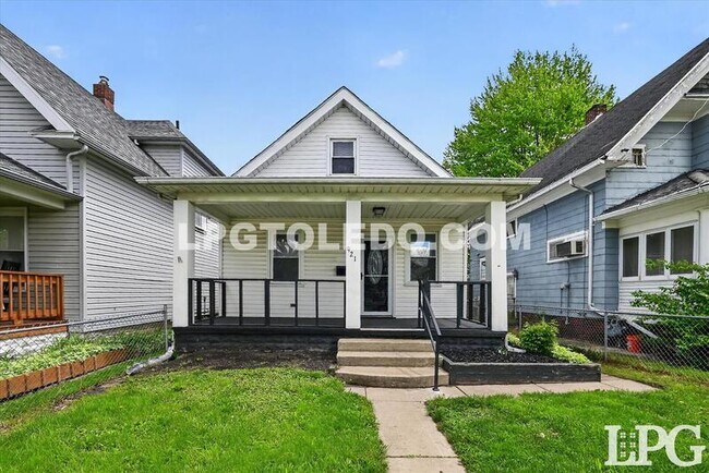 Photo - 921 Berry St